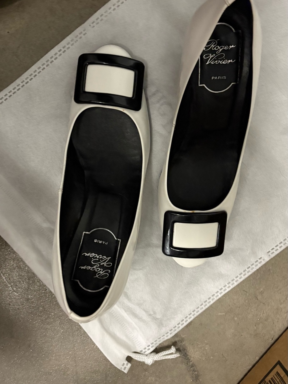 Magnificent Roger Vivier Black & White Leather Buckle Wedge